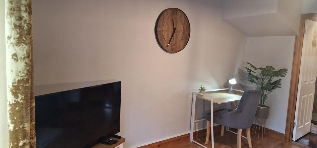 Country Style, 2 Bedroom House, Parking And Superb Location NWI Exteriér fotografie